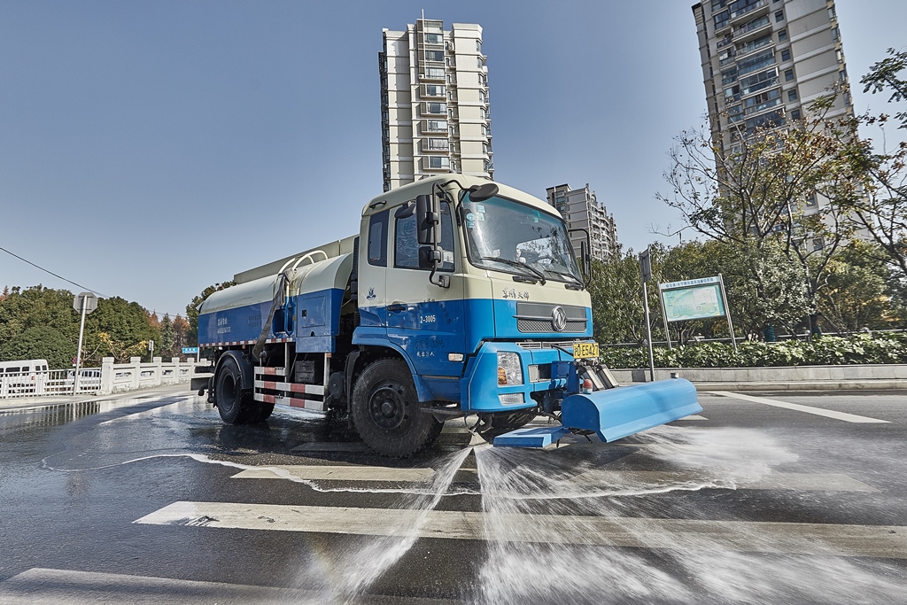 Благодаря коробкам передач Allison 3000 SeriesTM коммунальной службе Шанхая удалось повысить эффективность своего парка поливомоечных машин фото: Благодаря коробкам передач Allison 3000 SeriesTM коммунальной службе Шанхая удалось повысить эффективность своего парка поливомоечных машин