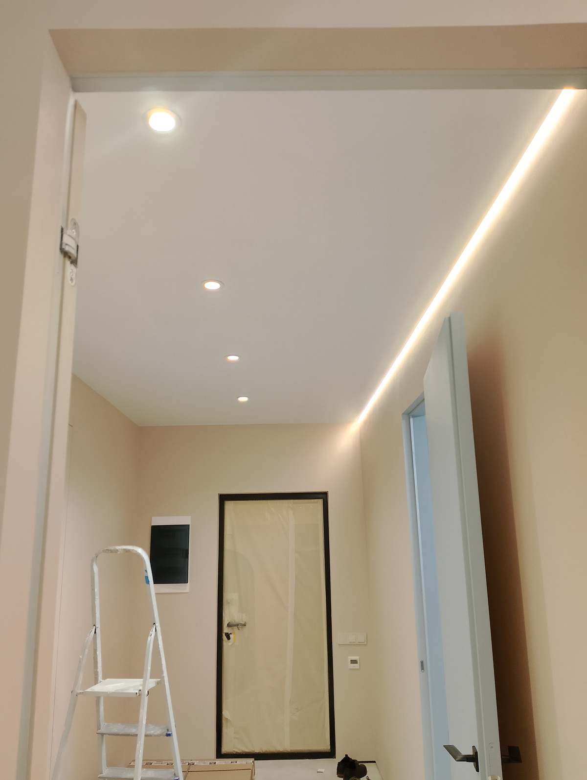 Премиальные натяжные потолки от Decor Design с дизайнерской подсветкой фото: Премиальные натяжные потолки от Decor Design с дизайнерской подсветкой