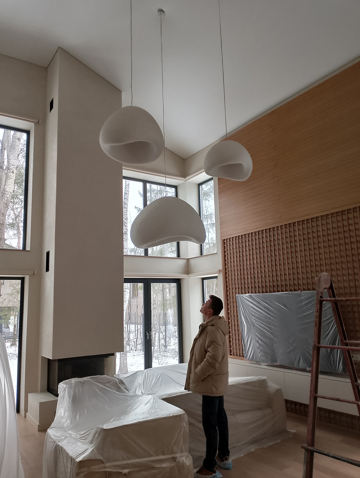 Премиальные натяжные потолки от Decor Design с дизайнерской подсветкой фото: Decor Design: экономичные натяжные потолки для квартиры