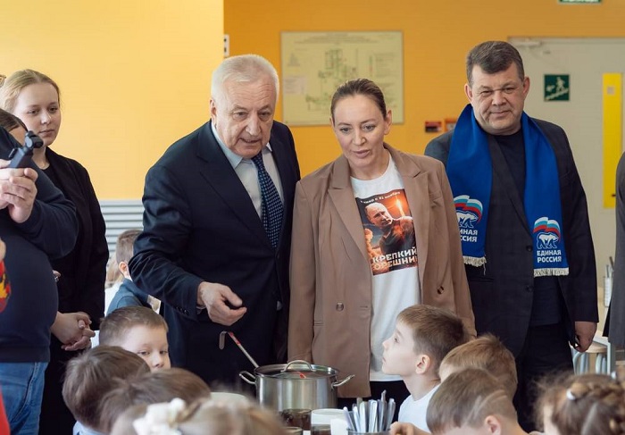 Нижневартовские депутаты проверили питание в школьных столовых фото: Нижневартовские депутаты проверили питание в школьных столовых