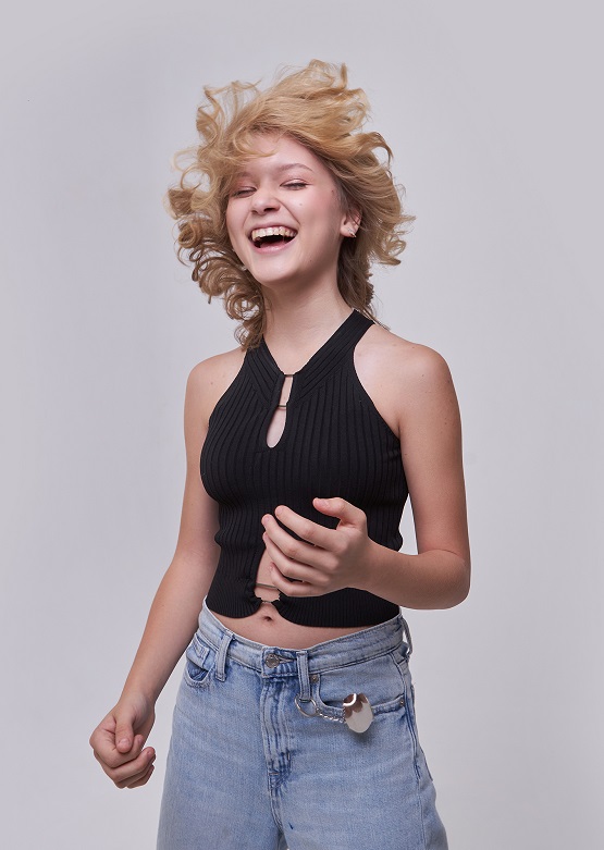 «Салют, Bonjour, Привет, Здрасьте» - новых хит Поли Ивы фото: «Салют, Bonjour, Привет, Здрасьте» - новых хит Поли Ивы