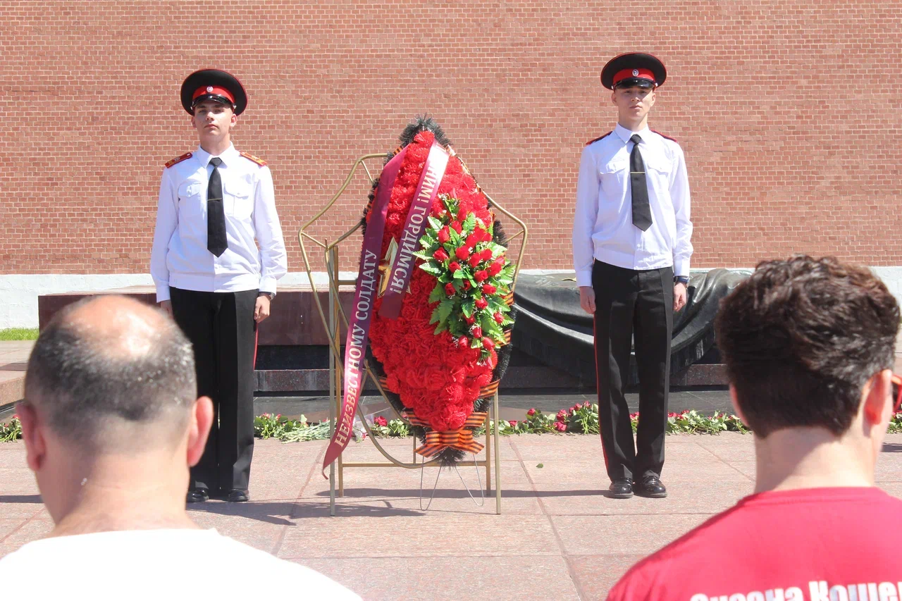 фото: В Александровском саду состоялось торжественное возложение цветов к могиле Неизвестного Солдата