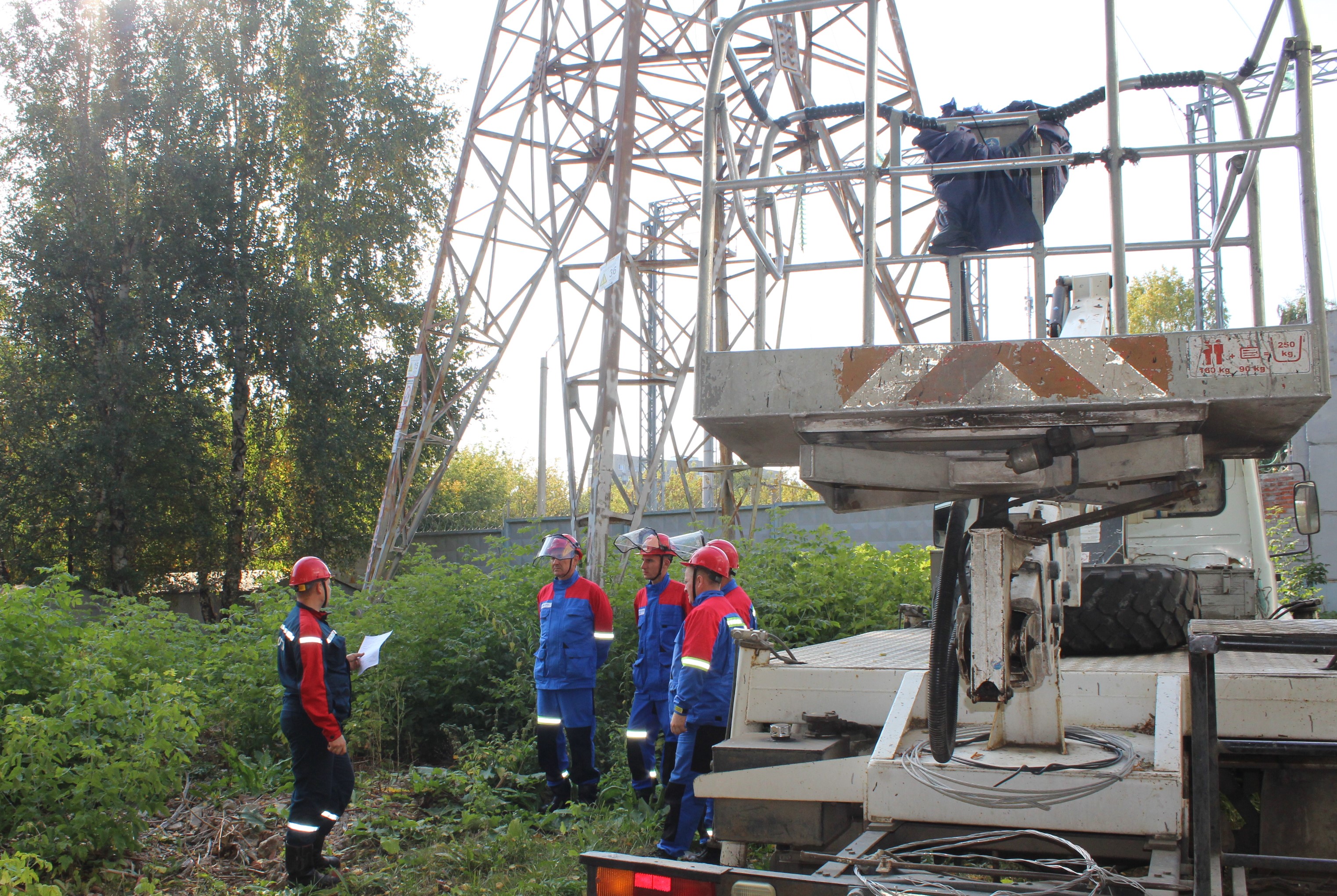 фото: Энергетики филиала «Мордовэнерго» проверили энергооборудование, находящееся в местах массового отдыха
