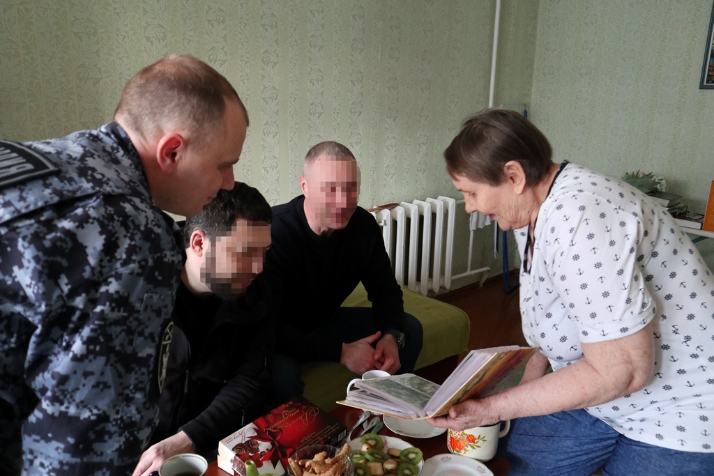 Росгвардия в Томске поздравила с Днем Рождения маму героически погибшего сотрудника СОБР фото: Росгвардия в Томске поздравила с Днем Рождения маму героически погибшего сотрудника СОБР