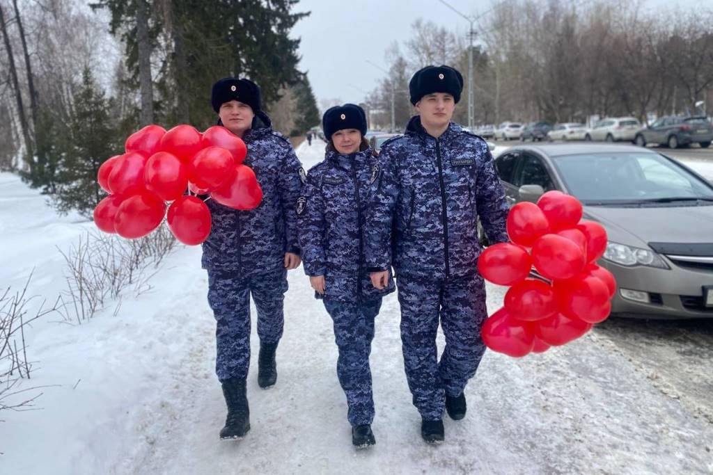 «Весенние комплименты от Росгвардии» подарили жительницам Томска фото: «Весенние комплименты от Росгвардии» подарили жительницам Томска