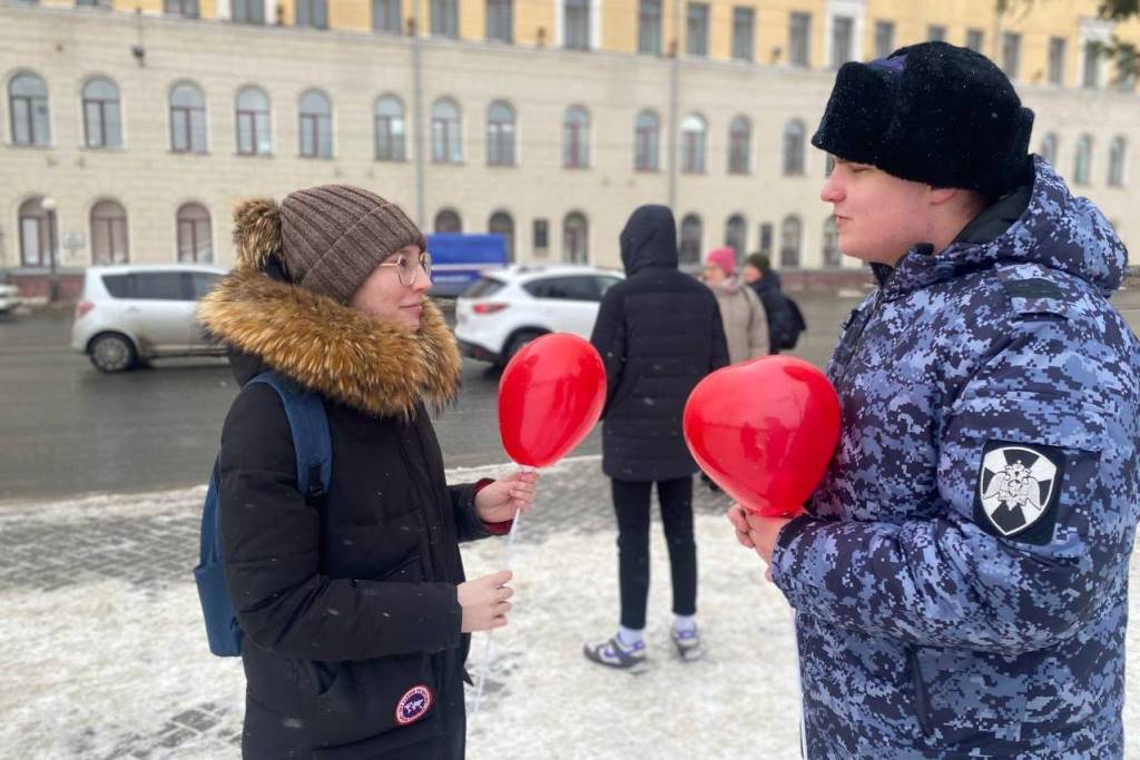 «Весенние комплименты от Росгвардии» подарили жительницам Томска фото: «Весенние комплименты от Росгвардии» подарили жительницам Томска