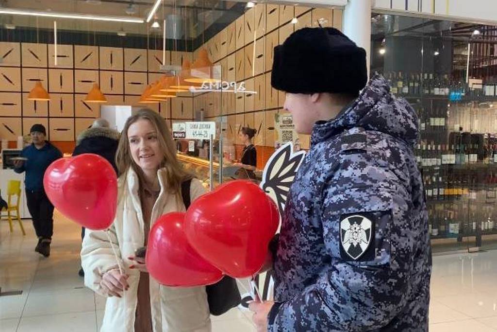 «Весенние комплименты от Росгвардии» подарили жительницам Томска фото: «Весенние комплименты от Росгвардии» подарили жительницам Томска