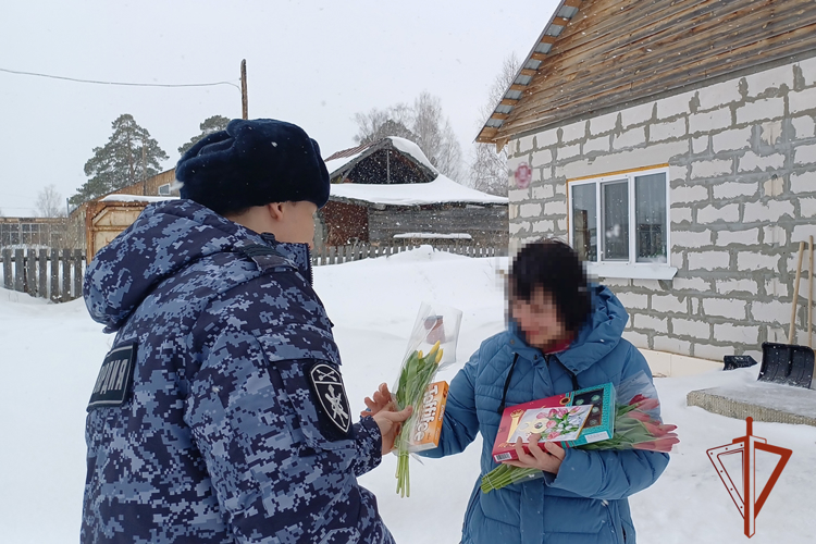 Томские росгвардейцы навестили семьи коллег, находящихся в служебной командировке фото: Томские росгвардейцы навестили семьи коллег, находящихся в служебной командировке