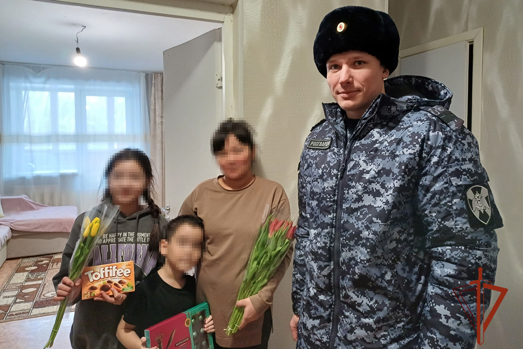 Томские росгвардейцы навестили семьи коллег, находящихся в служебной командировке фото: Томские росгвардейцы навестили семьи коллег, находящихся в служебной командировке