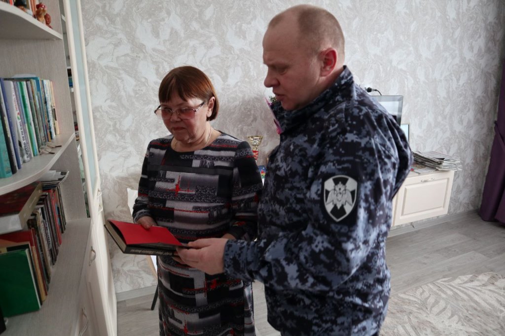 Представители Росгвардии навестили маму погибшего сотрудника ОМОН «Ратник» фото: Представители Росгвардии навестили маму погибшего сотрудника ОМОН «Ратник»