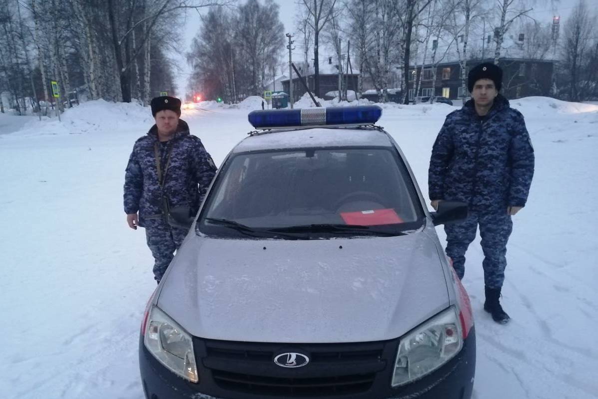 Сотрудники Росгвардии помогли спасти жителя Томской области во время пожара фото: Сотрудники Росгвардии помогли спасти жителя Томской области во время пожара