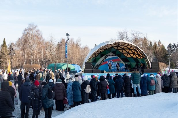 Росгвардия в Томске обеспечила безопасность проведения митинг-концерта в День воссоединения Крыма с Россией фото: Росгвардия в Томске обеспечила безопасность проведения митинг-концерта в День воссоединения Крыма с Россией