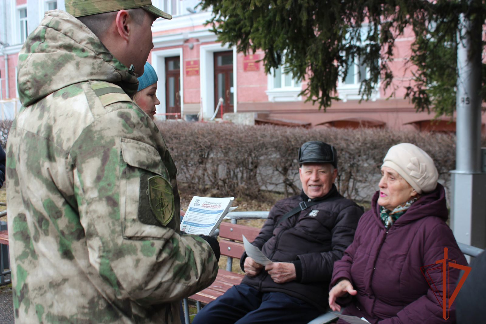 Росгвардейцы в Томской области совместно с полицейскими регулярно рассказывают гражданам о новых уловках мошенников фото: Росгвардейцы в Томской области совместно с полицейскими регулярно рассказывают гражданам о новых уловках мошенников