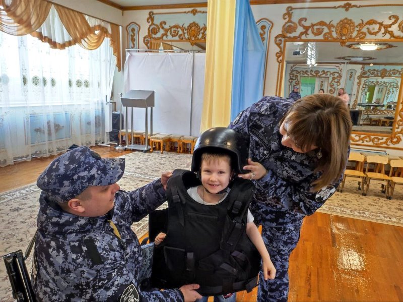 Росгвардейцы Томска рассказали детям о Дне Победы фото: Росгвардейцы Томска рассказали детям о Дне Победы