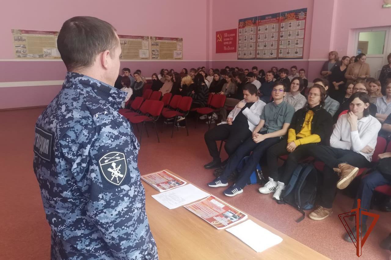 Офицер Росгвардии познакомил старшеклассников одной из школ Томска с карьерными перспективами войск правопорядка фото: Офицер Росгвардии познакомил старшеклассников одной из школ Томска с карьерными перспективами войск правопорядка