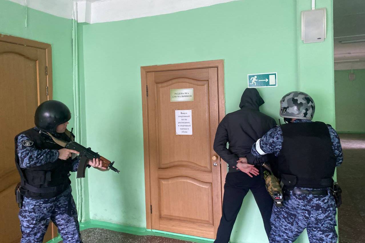 В Томске росгвардейцы приняли участие во всероссийских учениях по антитеррористической защищенности объектов образования фото: В Томске росгвардейцы приняли участие во всероссийских учениях по антитеррористической защищенности объектов образования