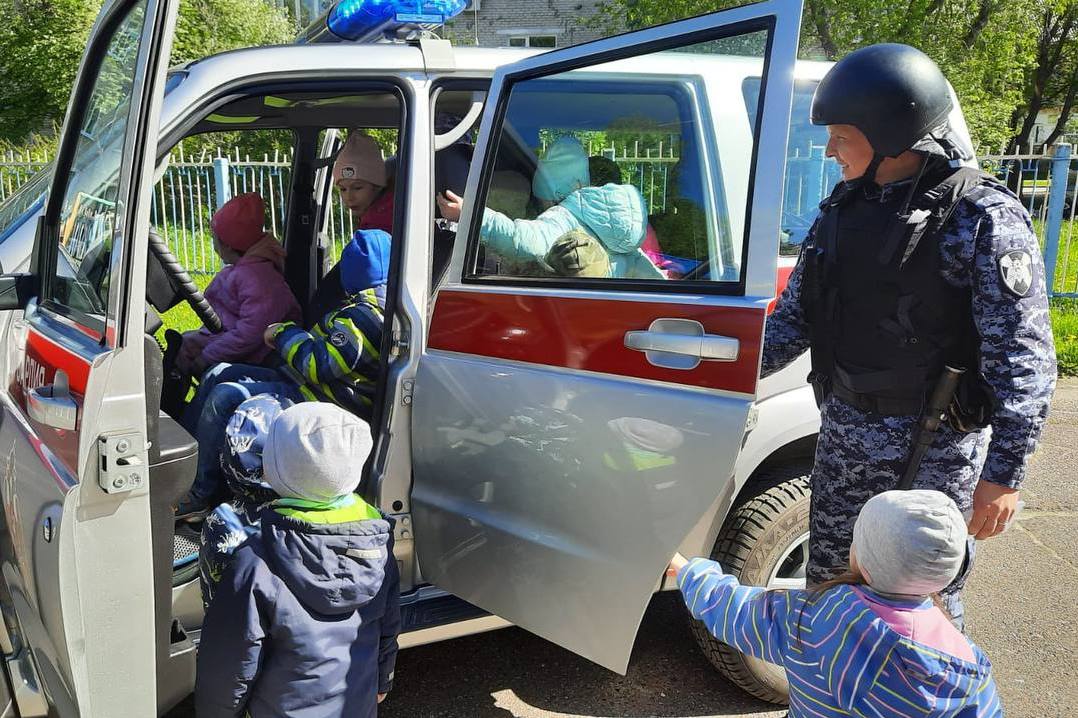 Томские росгвардейцы побывали в гостях у дошколят фото: Томские росгвардейцы побывали в гостях у дошколят