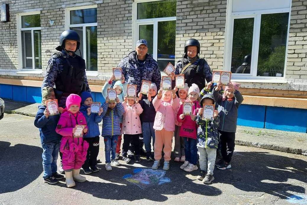 Томские росгвардейцы побывали в гостях у дошколят фото: Томские росгвардейцы побывали в гостях у дошколят
