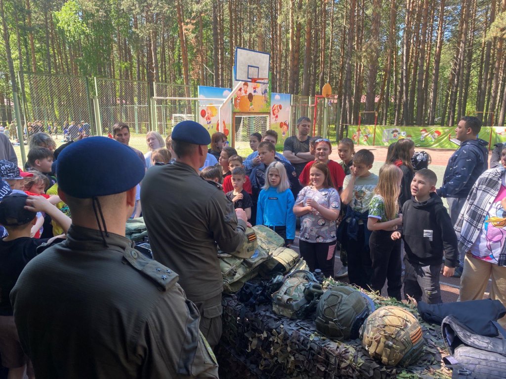 Приемы самообороны показали сотрудники спецназа Росгвардии в Томской области ребятам из детского центра отдыха фото: Приемы самообороны показали сотрудники спецназа Росгвардии в Томской области ребятам из детского центра отдыха