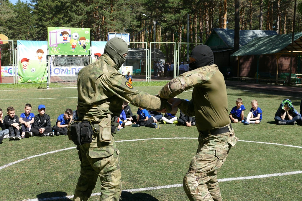 Приемы самообороны показали сотрудники спецназа Росгвардии в Томской области ребятам из детского центра отдыха фото: Приемы самообороны показали сотрудники спецназа Росгвардии в Томской области ребятам из детского центра отдыха