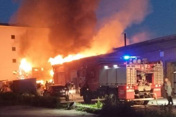 Сотрудники Росгвардии в Томске оказали содействие экстренным службам при крупном пожаре ночью в гаражном комплексе фото: Сотрудники Росгвардии в Томске оказали содействие экстренным службам при крупном пожаре ночью в гаражном комплексе