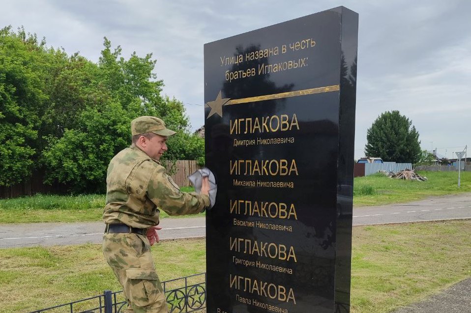 Росгвардейцы облагородили места захоронений участников Великой отечественной войны в Томской области фото: Росгвардейцы облагородили места захоронений участников Великой отечественной войны в Томской области
