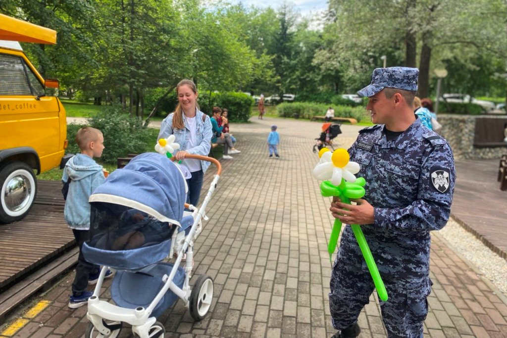 Акцию «Ромашки на счастье» провели томские росгвардейцы в День, любви, семьи и верности фото: Акцию «Ромашки на счастье» провели томские росгвардейцы в День, любви, семьи и верности