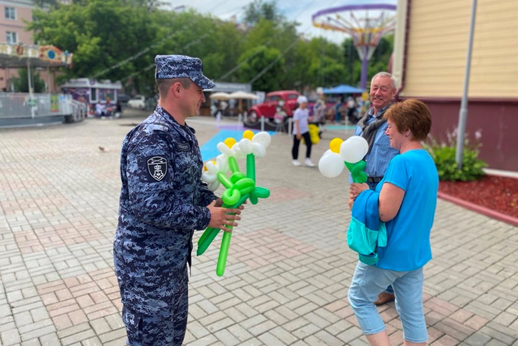 Акцию «Ромашки на счастье» провели томские росгвардейцы в День, любви, семьи и верности фото: Акцию «Ромашки на счастье» провели томские росгвардейцы в День, любви, семьи и верности