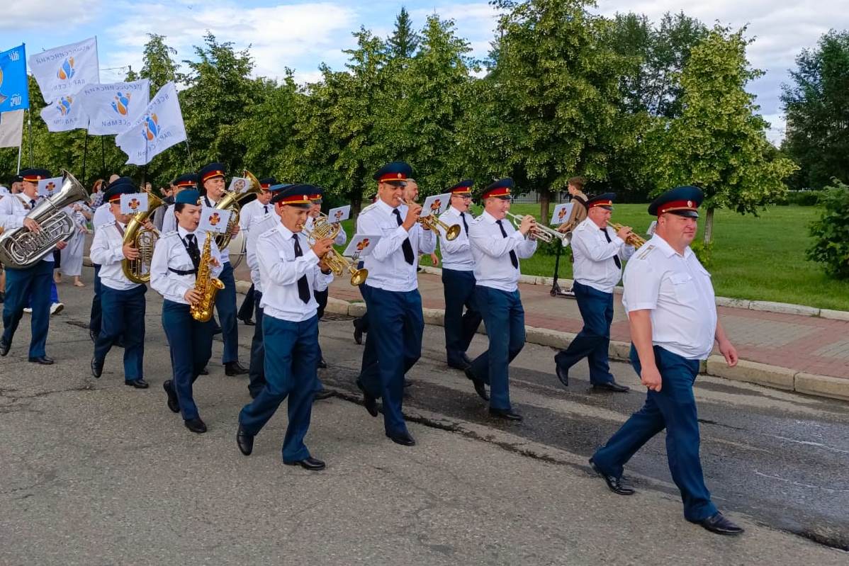Под звуки военного оркестра Росгвардии прошел Всероссийский Парад Семьи в Томске фото: Под звуки военного оркестра Росгвардии прошел Всероссийский Парад Семьи в Томске