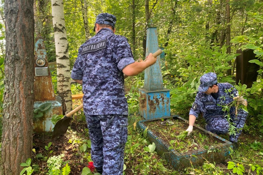 Росгвардейцы облагородили места захоронений участников Великой Отечественной войны в Томске фото: Росгвардейцы облагородили места захоронений участников Великой Отечественной войны в Томске
