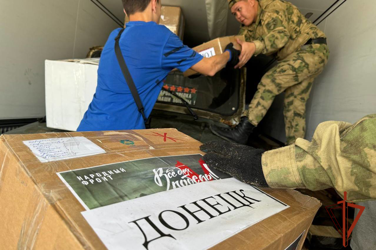 Томские росгвардейцы оказали помощь в погрузке гуманитарного груза на Донбасс фото: Томские росгвардейцы оказали помощь в погрузке гуманитарного груза на Донбасс