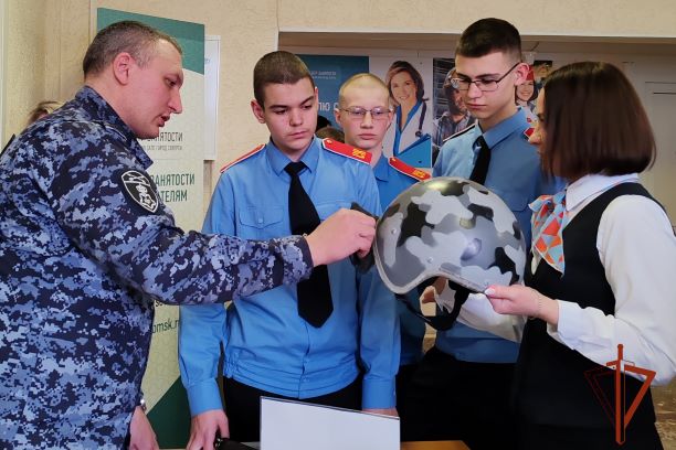 Мероприятия по профориентации школьников проходят с участием Росгвардии в Томской области фото: Мероприятия по профориентации школьников проходят с участием Росгвардии в Томской области