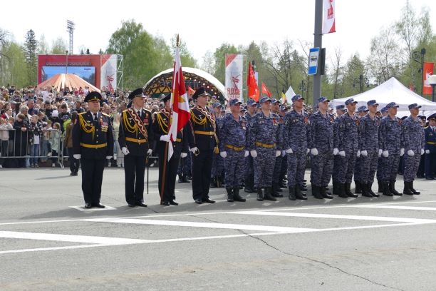 Сотрудники Росгвардии в Томске прошли торжественным маршем в День Победы фото: Сотрудники Росгвардии в Томске прошли торжественным маршем в День Победы
