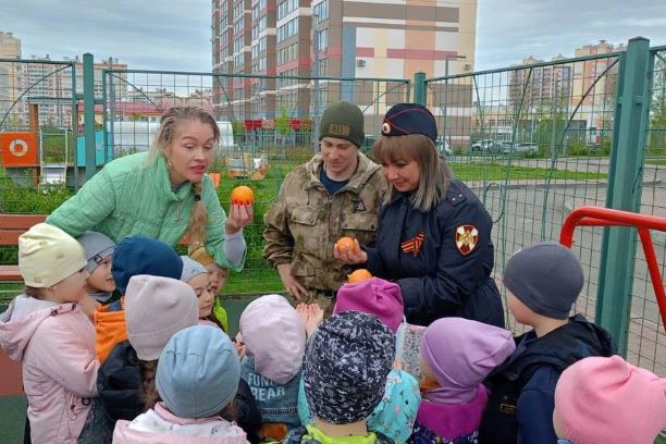 фото: Росгвардейцы провели «Зарядку с Росгвардией» для воспитанников детского центра в Томской области