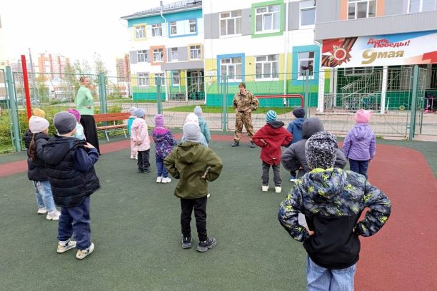 фото: Росгвардейцы провели «Зарядку с Росгвардией» для воспитанников детского центра в Томской области