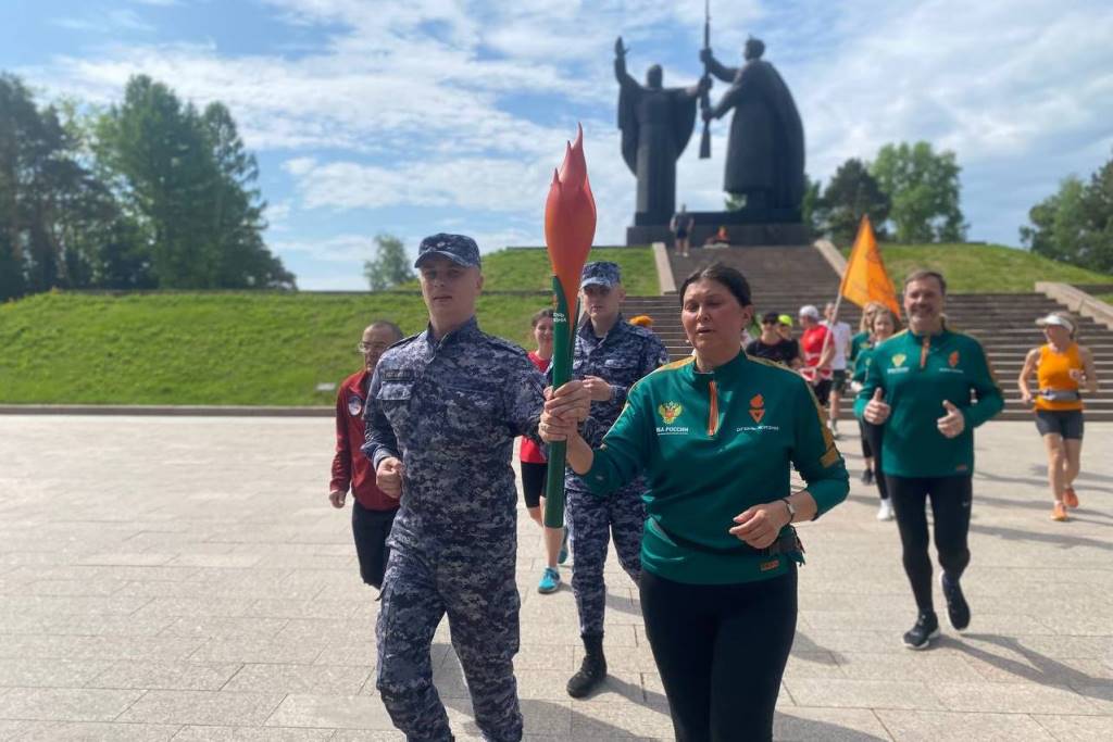 Росгвардейцы пронесли факел «Огонь жизни» в поддержку донорства костного мозга в Томске фото: Росгвардейцы пронесли факел «Огонь жизни» в поддержку донорства костного мозга в Томске