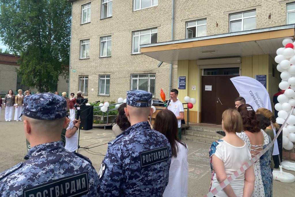 Росгвардейцы пронесли факел «Огонь жизни» в поддержку донорства костного мозга в Томске фото: Росгвардейцы пронесли факел «Огонь жизни» в поддержку донорства костного мозга в Томске