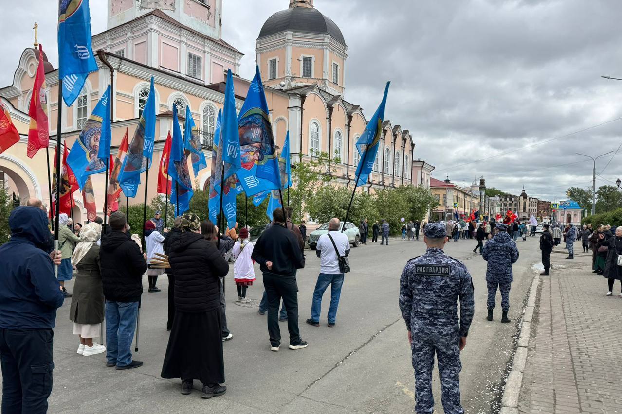 Росгвардия обеспечила безопасность участников крестного памяти святых равноапостольных Кирилла и Мефодия в Томске фото: Росгвардия обеспечила безопасность участников крестного памяти святых равноапостольных Кирилла и Мефодия в Томске