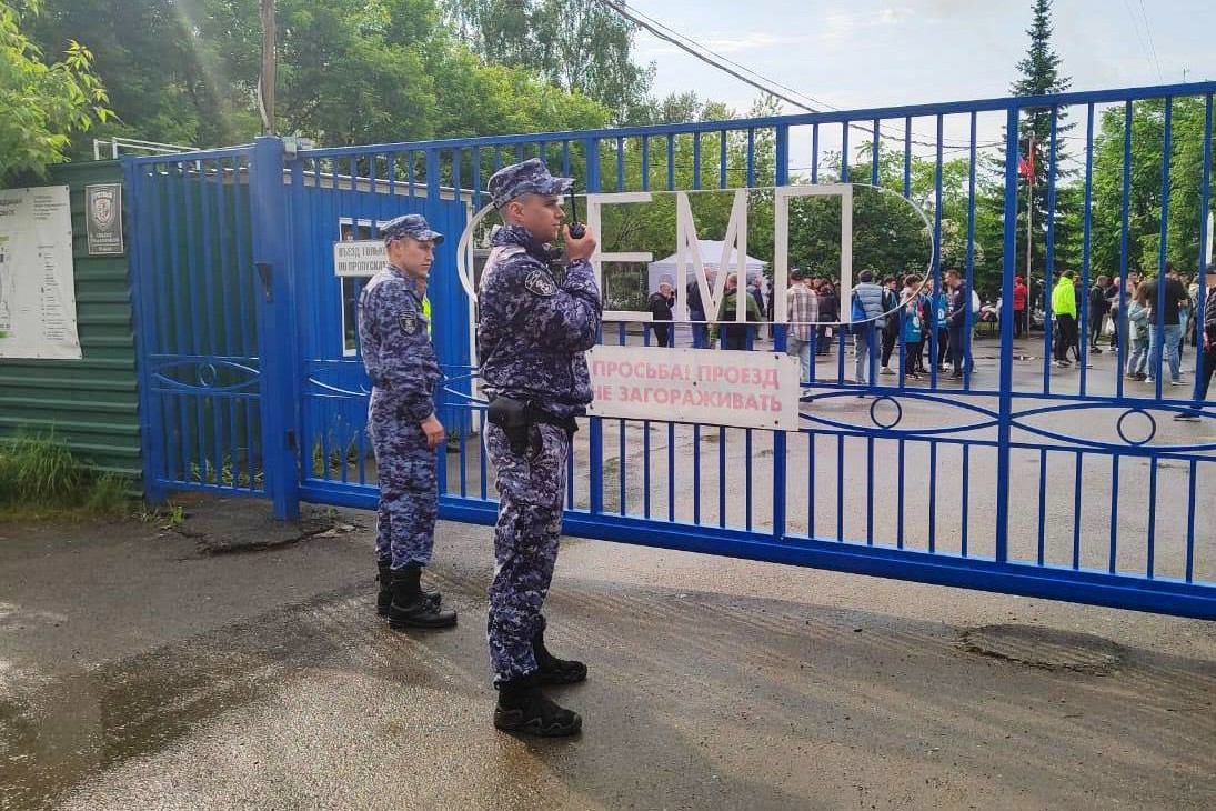 Подразделения Росгвардии обеспечили правопорядок во время футбольного матча Второй лиги в Томске фото: Подразделения Росгвардии обеспечили правопорядок во время футбольного матча Второй лиги в Томске