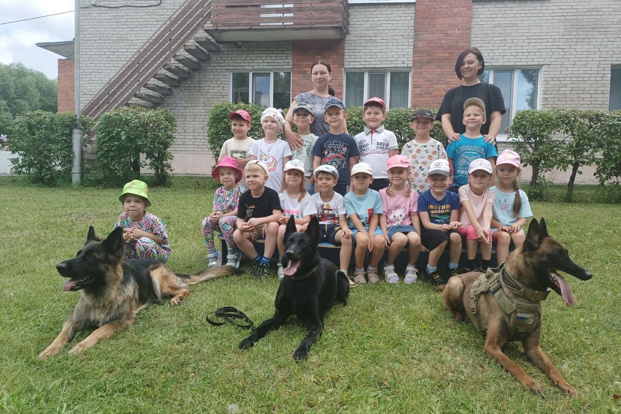 В Томской области росгвардейцы продолжают знакомить подрастающее поколение с особенностями службы в рамках акции «Каникулы с Росгвардией» фото: В Томской области росгвардейцы продолжают знакомить подрастающее поколение с особенностями службы в рамках акции «Каникулы с Росгвардией»