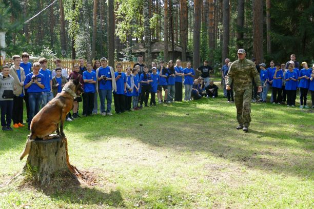 Росгвардейцы продолжают знакомить подрастающее поколение Томской области с особенностями службы фото: Росгвардейцы продолжают знакомить подрастающее поколение Томской области с особенностями службы