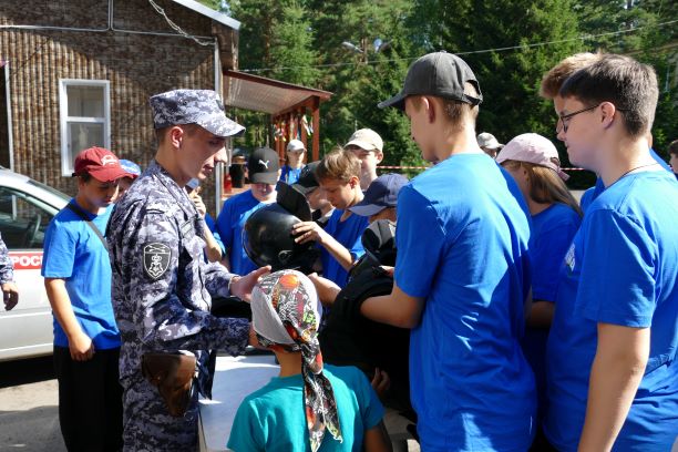 Росгвардейцы продолжают знакомить подрастающее поколение Томской области с особенностями службы фото: Росгвардейцы продолжают знакомить подрастающее поколение Томской области с особенностями службы
