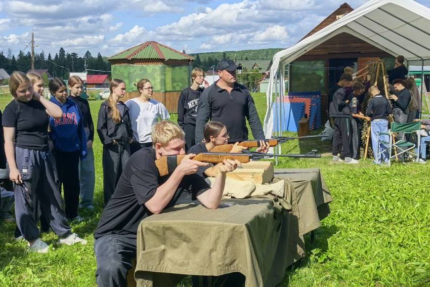 Ветеран СОБР «Корд» Росгвардии провел урок мужества для юных жителей Томской области фото: Ветеран СОБР «Корд» Росгвардии провел урок мужества для юных жителей Томской области