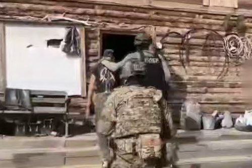 При содействии СОБР «Корд» Росгвардии задержан подозреваемый в краже ружья и патронов в Томской области фото: При содействии СОБР «Корд» Росгвардии задержан подозреваемый в краже ружья и патронов в Томской области