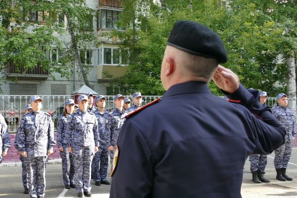 В Томске состоялось торжественное построение личного состава Росгвардии в честь Дня Государственного флага России  фото: В Томске состоялось торжественное построение личного состава Росгвардии в честь Дня Государственного флага России
