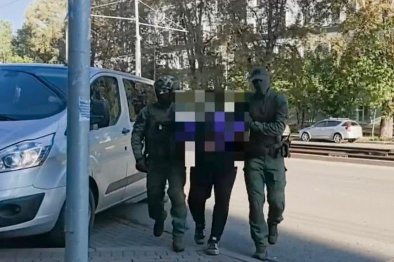 При силовой поддержке СОБР «Корд» Росгвардии задержан житель Томска за повторную демонстрацию символики запрещенного движения фото: При силовой поддержке СОБР «Корд» Росгвардии задержан житель Томска за повторную демонстрацию символики запрещенного движения
