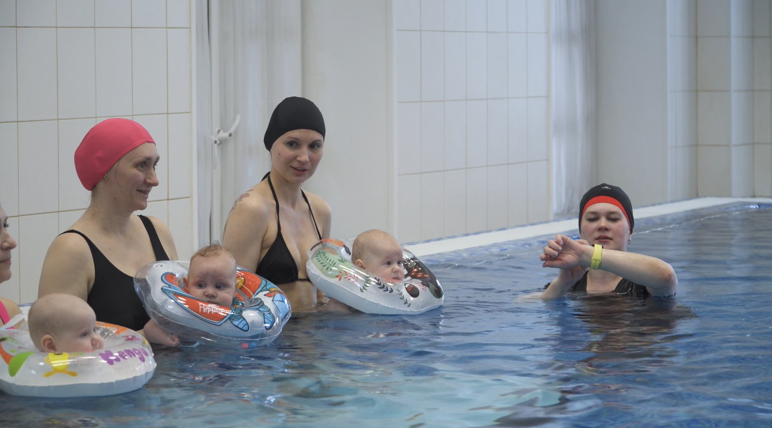 фото: В Петербурге впервые состоялся заплыв младенцев с кругами на шею