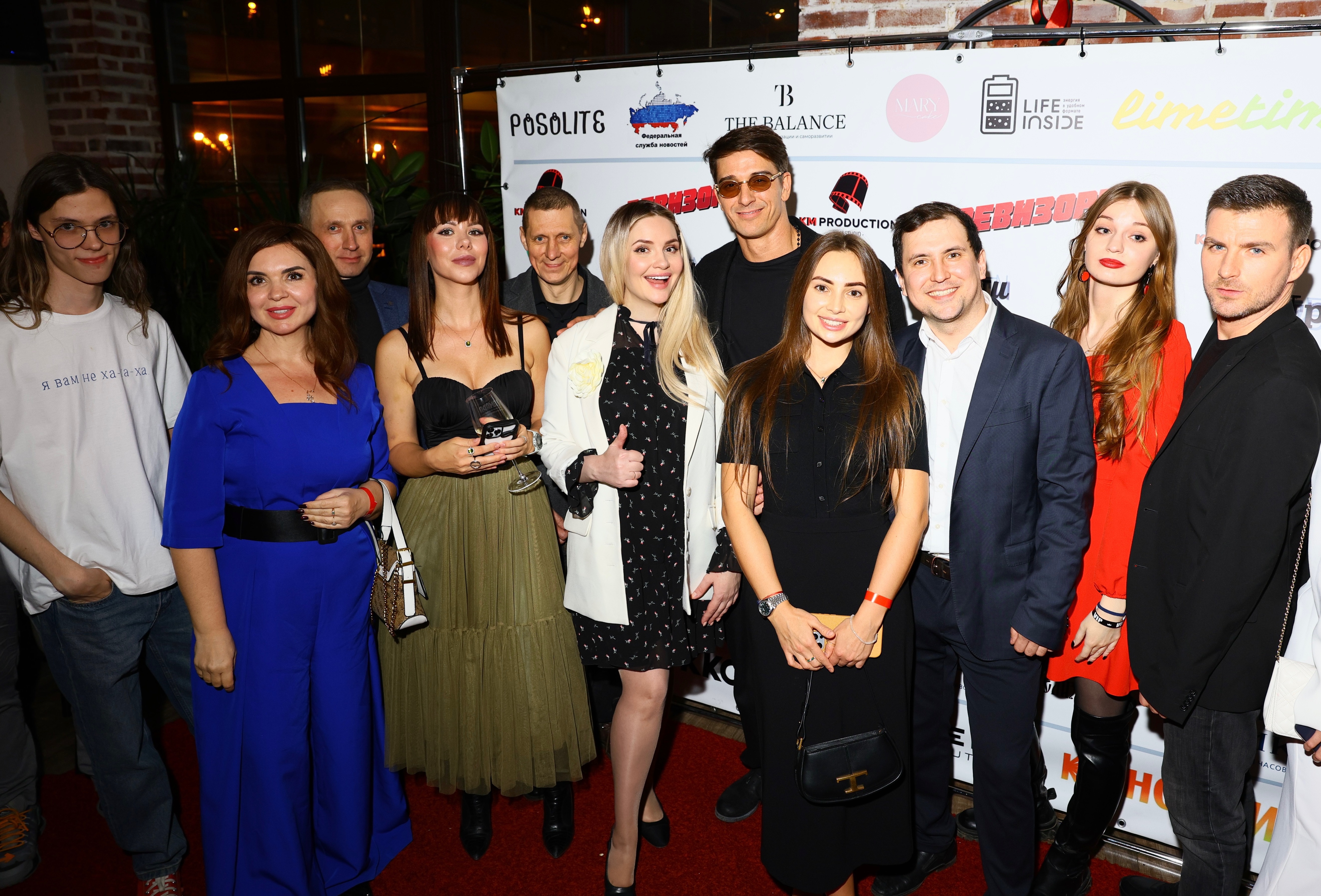 фото: «ШАПКА» в «POSOLITE»: звезды кино и блогеры отпраздновали окончание съемок комедии «Ревизоры»
