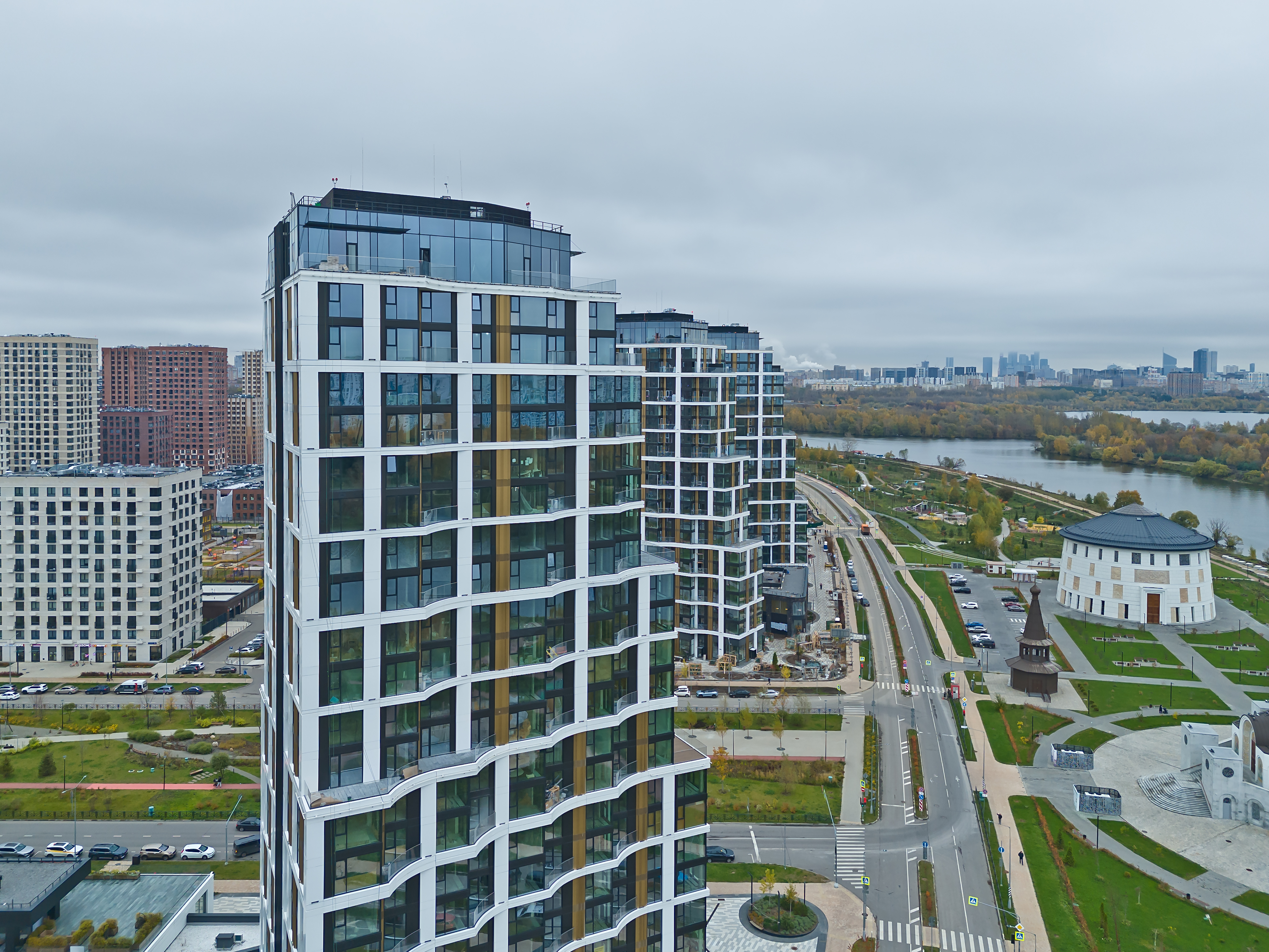 В квартале Vivaldi премиального «Клубного города на реке Primavera» монтируются стеклянные ограждения балконов и террас, в квартале Bellini продолжаются монолитные работы фото: В квартале Vivaldi премиального «Клубного города на реке Primavera» монтируются стеклянные ограждения балконов и террас, в квартале Bellini продолжаются монолитные работы