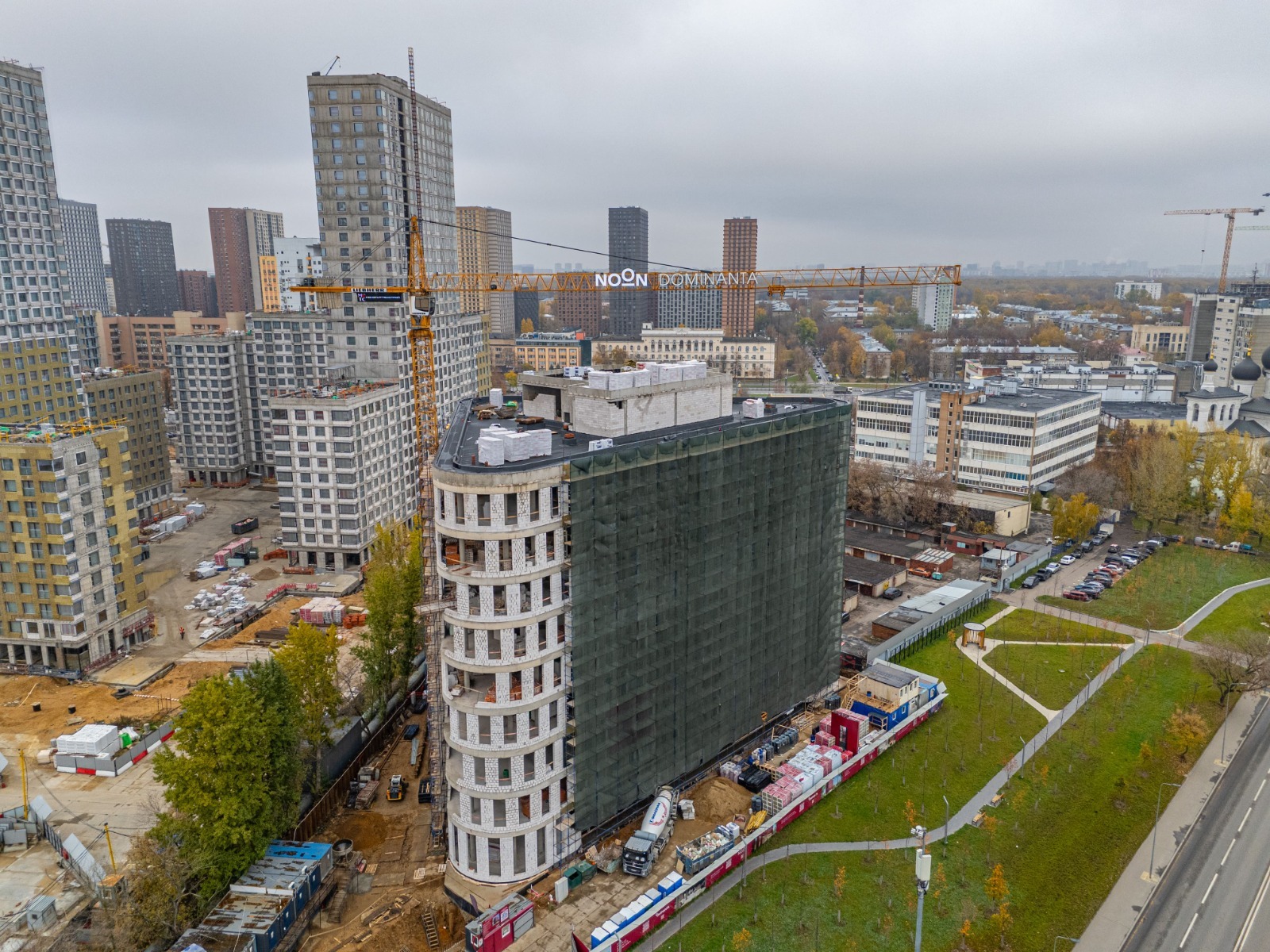 В бизнес-центре NOON началась облицовка фасада фото: В бизнес-центре NOON началась облицовка фасада